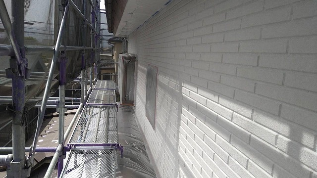 昭和町のALCパネルで構成された壁に水性系で匂いの少ない塗料を下塗り